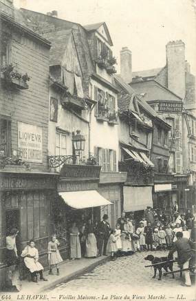 CPA FRANCE 76 "Le Havre, vieilles maisons, la place du Vieux Marché" / VOITURE A CHIEN