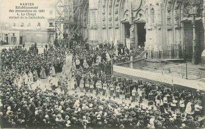 / CPA FRANCE 44 "Nantes, rétablissement des procéssionns en 1921, le clergé sortant de la cathédrale"