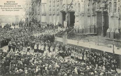 / CPA FRANCE 44 "Nantes, rétablissement des procéssionns en 1921, sortant de la cathédrale, la musique jouant"