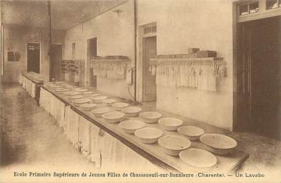 / CPA FRANCE 16 "Chasseneuil sur Bonnieure, école primaire Supérieure de Jeunes filles, un lavabo"