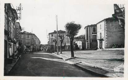 / CPSM FRANCE 16 "Montignac, place du vieux marché et rue de la poste"