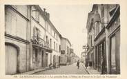 16 Charente / CPA FRANCE 16 "La Rochefoucauld, la grande rue, l'hôtel de France et la café de Plaisance"