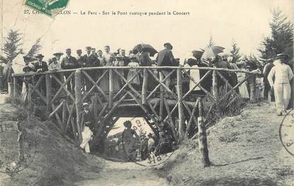 / CPA FRANCE 17 "Chatelaillon, le parc, sur le pont rustique pendant le concert"