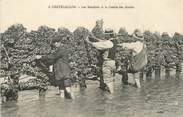 17 Charente Maritime / CPA FRANCE 17 "Chatelaillon, les bouchots et la cueille des moules"