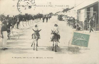 / CPA FRANCE 17 "Chatelaillon, bld de la plage, promenade à Âne"