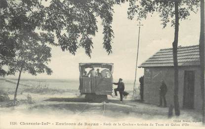 / CPA FRANCE 17 "Environs de Royan, forêt de la Coubre, arrivée du Tram au Galon d'Or"