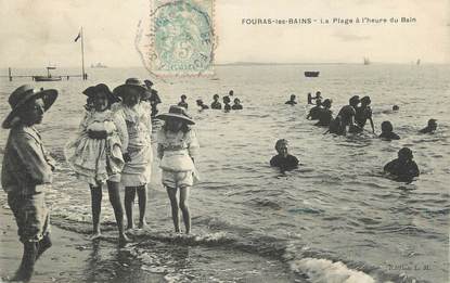 / CPA FRANCE 17 "Fouras les Bains, la plage à l'heure du bain "