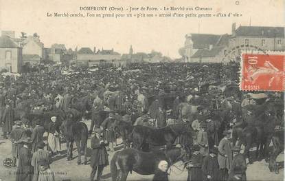 CPA FRANCE 61 "Domfront, Jour de Foire, le marché aux chevaux"