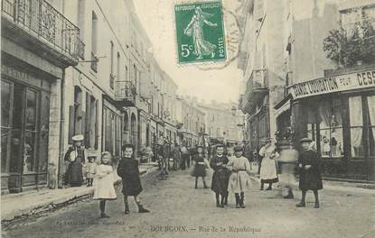 CPA FRANCE 38 "Bourgoin, rue de la République"