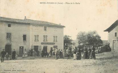 CPA FRANCE 38 "Revel Tourdan, Place de la Halle"