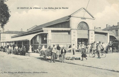 / CPA FRANCE 17 "Le Château, les Halles, jour de marché"