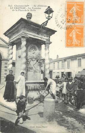 / CPA FRANCE 17 "Ile d'Oléron, le château, la fontaine de la place de la Halle"