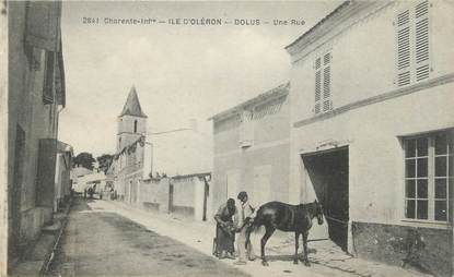 / CPA FRANCE 17 "Ile d'Oléron, Dolus, une rue"