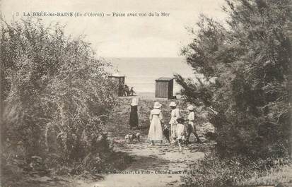 / CPA FRANCE 17 "Ile d'Oléron, La Brée les Bains, passe avec vue de la mer"