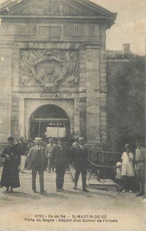 / CPA FRANCE 17 "Ile de Ré, Saint Martin de Ré, porte du Bagne, départ d'un convoi de Forçats"