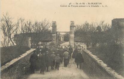 / CPA FRANCE 17 "Ile de Ré, Saint Martin, convoi de forçats entrant dans la citadelle"