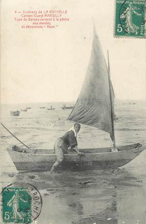 / CPA FRANCE 17 "Environs de la Rochelle, canton Ouest Marsilly, type de barque servant à la pêche aux moules"