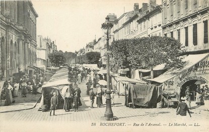 / CPA FRANCE 17 "Rochefort, rue de l'Arsenal, le marché"