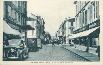 / CPA FRANCE 17 "Rochefort sur Mer, rue de la république"