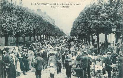 / CPA FRANCE 17 "Rochefort sur Mer, la rue de l'arsenal un jour de marché"