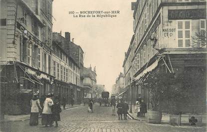 / CPA FRANCE 17 "Rochefort sur Mer, la rue de la république"
