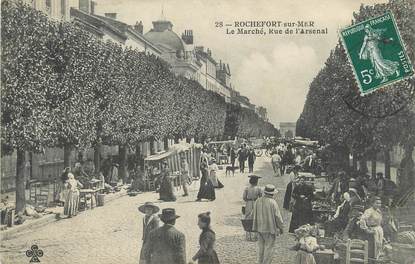 / CPA FRANCE 17 "Rochefort sur Mer, le marché, rue de l'arsenal "