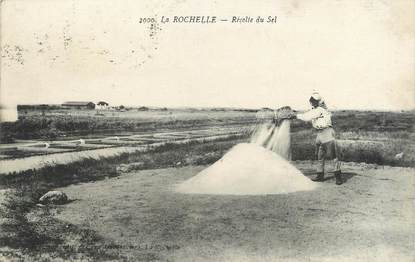 / CPA FRANCE 17 "La Rochelle, récolte du sel"