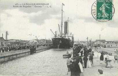 / CPA FRANCE 17 "La Pallice Rochelle, sortie du paquebot Orcoma"