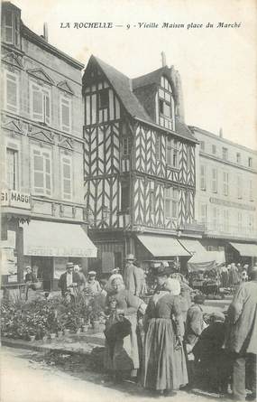 / CPA FRANCE 17 "La Rochelle, vieille maison place du marché "