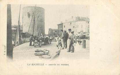 / CPA FRANCE 17 "La Rochelle, arrivée du poisson"