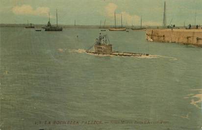 / CPA FRANCE 17 "La Rochelle Pallice, sous marin dans l'avant port"