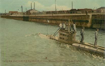 / CPA FRANCE 17 "La Rochelle Pallice, sous marin Oursin sortant du port"