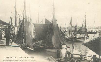 / CPA FRANCE 17 "Royan, un coin du port"  / BATEAU