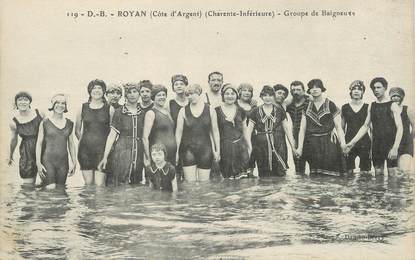 / CPA FRANCE 17 "Royan, groupe de baigneuses"