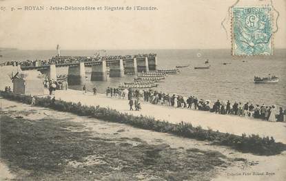 / CPA FRANCE 17 "Royan, jetée débarcadère et régates de l'Escadre"