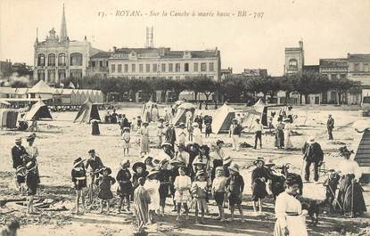 / CPA FRANCE 17 "Royan,  sur la conche à marée basse"