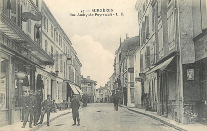 / CPA FRANCE 17 "Surgères, rue Audry de Puyravault"