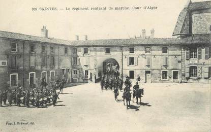 / CPA FRANCE 17 "Saintes, le régiment rentrant de marche, cour d'Alger"