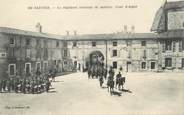 17 Charente Maritime / CPA FRANCE 17 "Saintes, le régiment rentrant de marche, cour d'Alger"