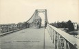 / CPA FRANCE 17 "Tonnay Charente, sur le pont "