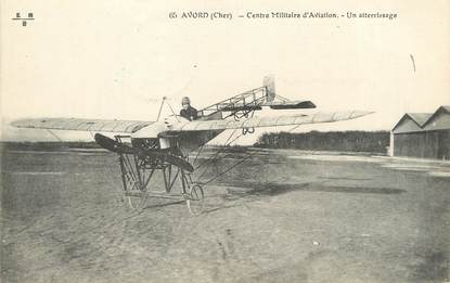 / CPA FRANCE 18 "Avord, centre militaire d'aviation, un attérissage" / AVION