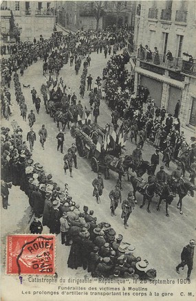 CPA FRANCE 03 "Moulins, catastrophe du dirigeable République, me 25 septembre 1909, Funérailles des victimes"