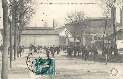 / CPA FRANCE 18 "Bourges, fonderie de Canons, sortie des ouvriers"