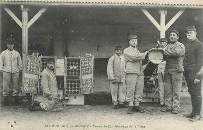 / CPA FRANCE 18 "Bourges, artillerie, canon de 75, abattage de la pièce"