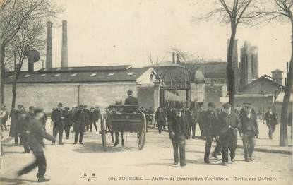 / CPA FRANCE 18 " Bourges, ateliers de construction d'artillerie, sortie des ouvriers"