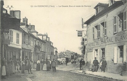 / CPA FRANCE 18 "La Guerche, la grande rue et route de Nevers"