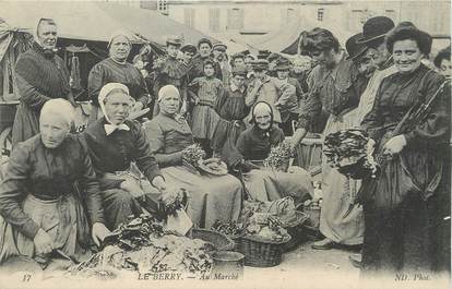 / CPA FRANCE 18 "Le Berry, Saint Amand, au marché" / FOLKLORE