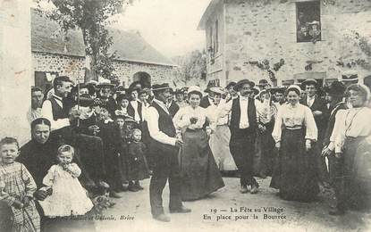 / CPA FRANCE 19 "La fête du village, en place pour la Bourrée"