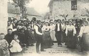 19 Correze / CPA FRANCE 19 "La fête du village, en place pour la Bourrée"