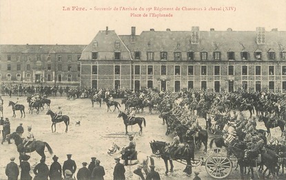/ CPA FRANCE 02 "La Fère, souvenir de l'arrivée du régiment de chasseurs à cheval, place de l'esplanade"